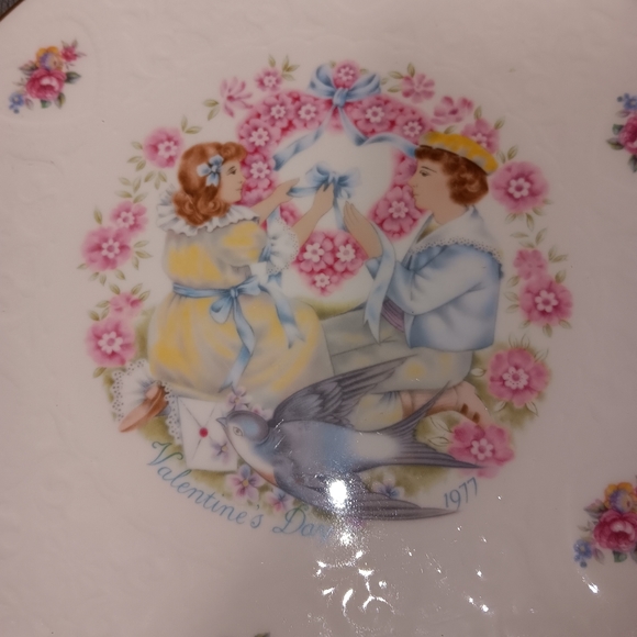 Vintage 1976 & 1977 Royal Doulton Valentine's Day Collector Plates - Picture 8 of 12
